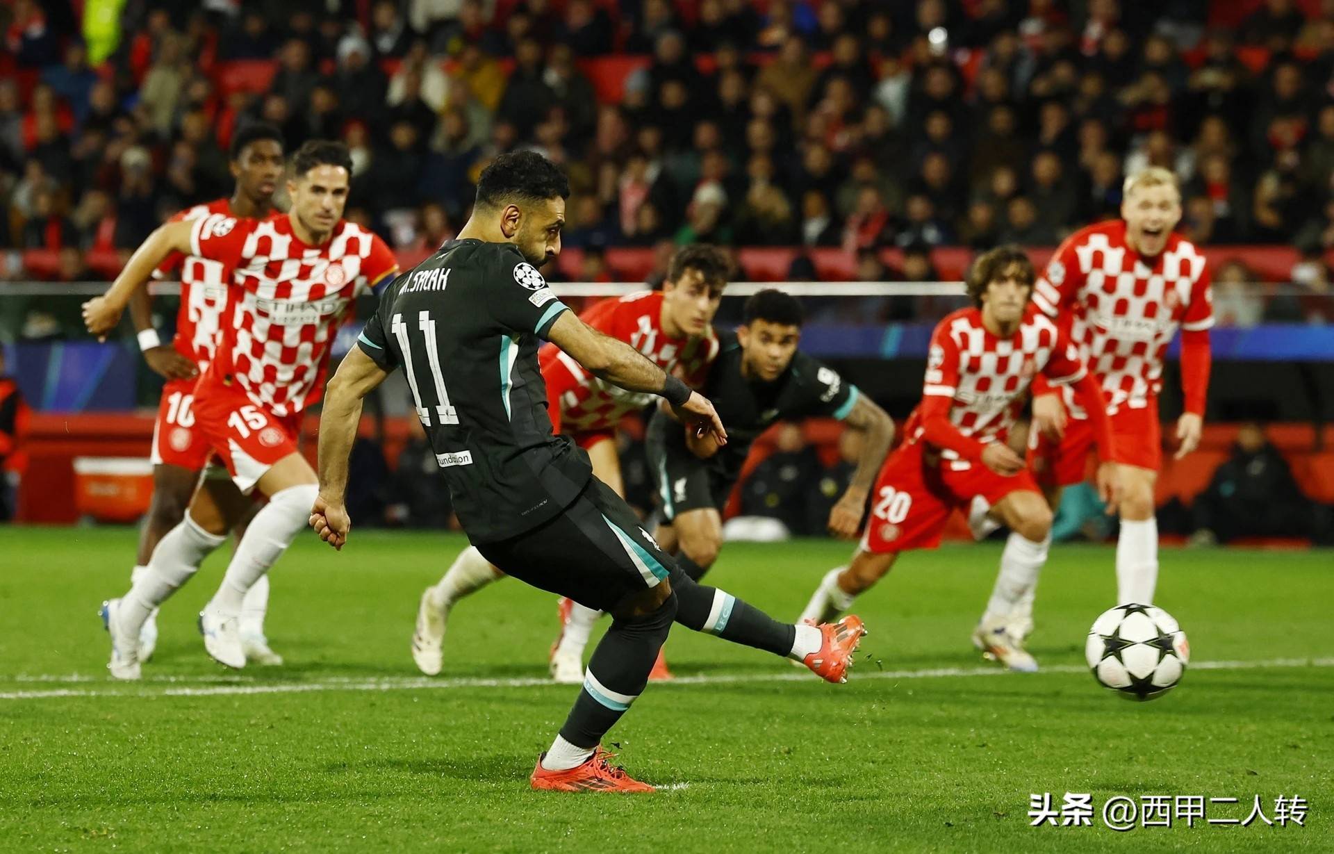 西班牙球队前锋球技精湛，助球队连续获胜