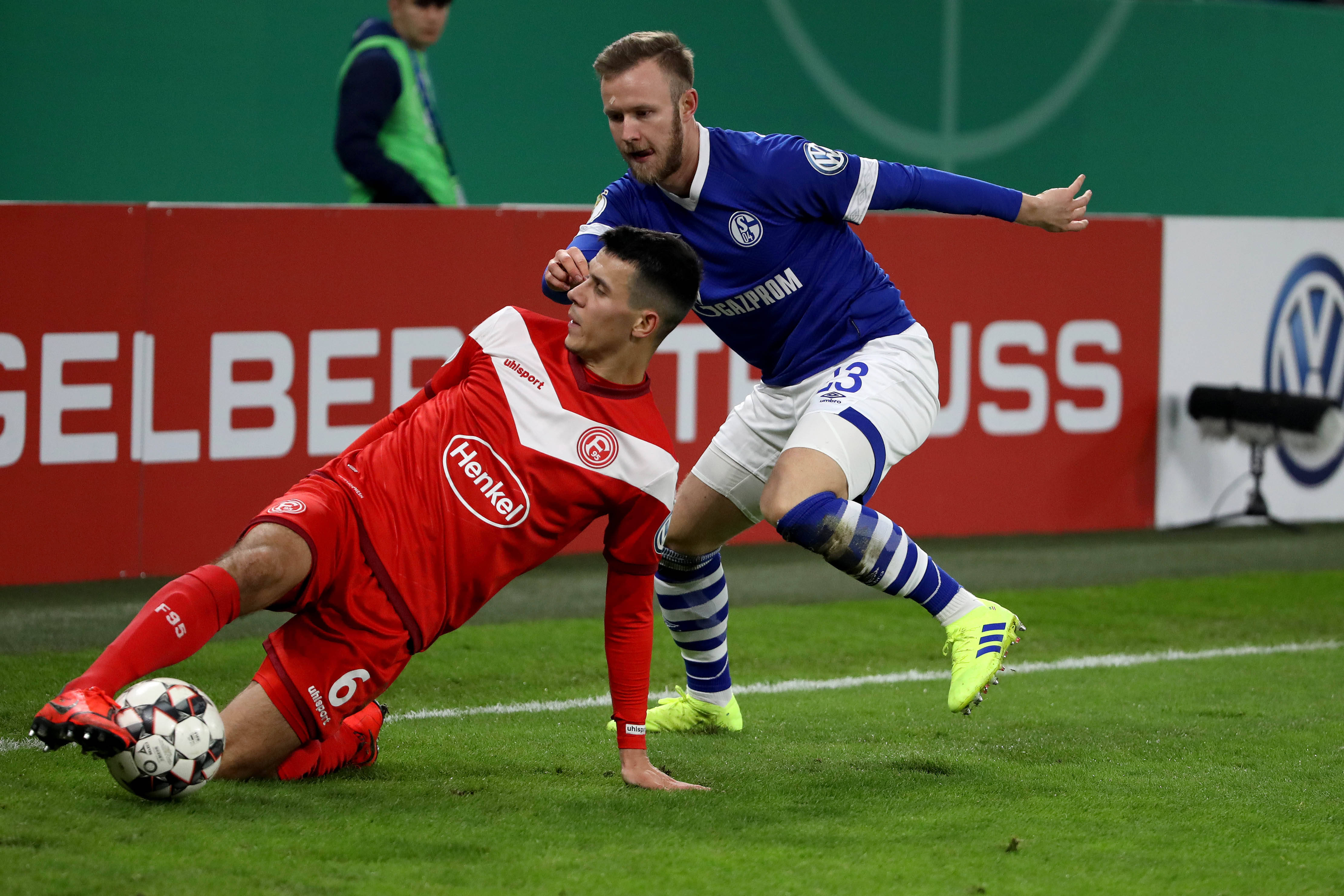 欧洲联赛：一场足球比赛引起全球关注